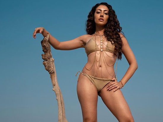 Sizzling Clicks Of Jeniffer Piccinato